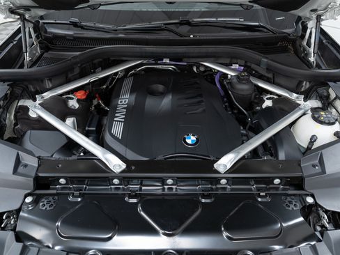 Certified 2024 BMW X7 xDrive40i w/ M Sport Package image 9