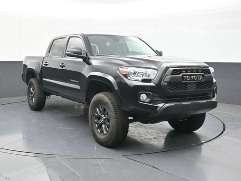 Used 2022 Toyota Tacoma SR5 w/ Technology Package AWD/4WD image 19