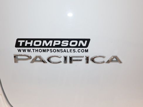 Used 2024 Chrysler Pacifica Touring-L image 31
