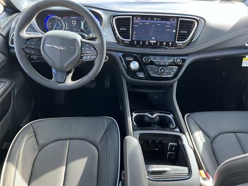 New 2026 Chrysler Pacifica Limited image 10