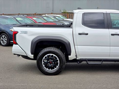 Used 2025 Toyota Tacoma TRD Off-Road AWD/4WD image 19