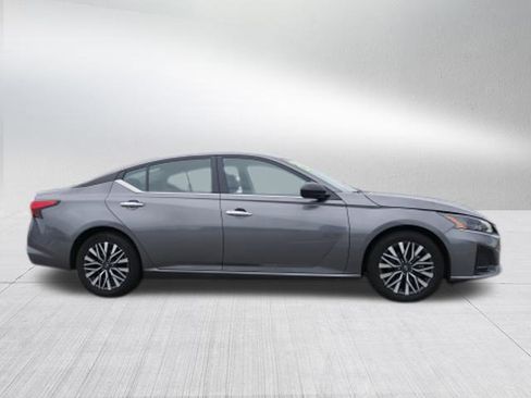 Used 2024 Nissan Altima 2.5 SV image 2