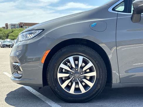 Used 2023 Chrysler Pacifica Touring-L FWD image 14