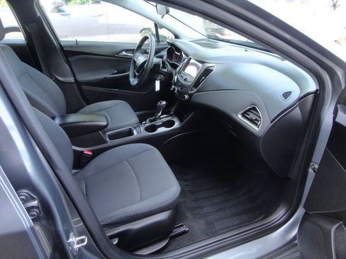 Used 2019 Chevrolet Cruze LT FWD image 13