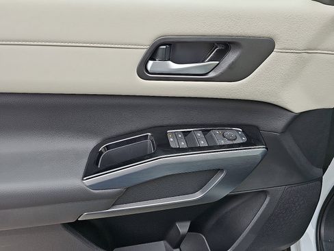 New 2025 Nissan Pathfinder SL image 8