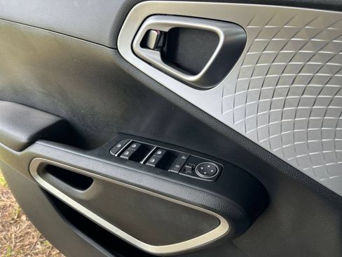 Used 2025 Kia Soul LX w/ LX Technology Package FWD image 15