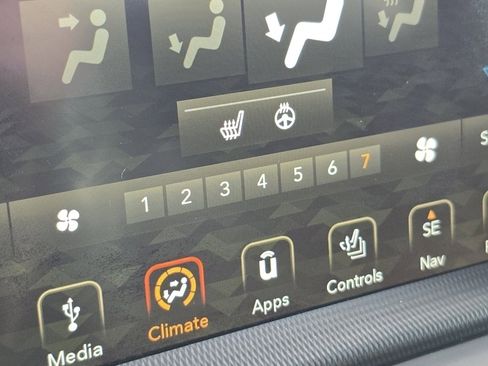 Used 2018 Jeep Wrangler Unlimited Sahara image 12