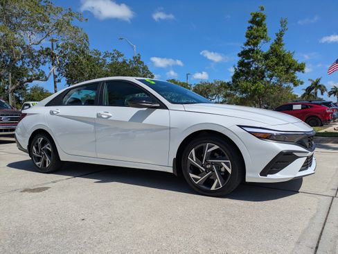 Used 2025 Hyundai Elantra Sport FWD image 2