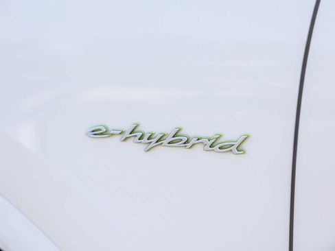 Certified 2024 Porsche Cayenne AWD/4WD image 18