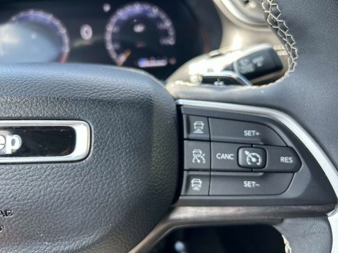 Used 2023 Jeep Grand Cherokee Limited w/ Black Appearance Package image 26