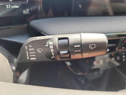 Used 2025 Nissan Kicks SR FWD image 31