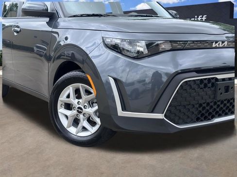 Used 2025 Kia Soul LX image 2