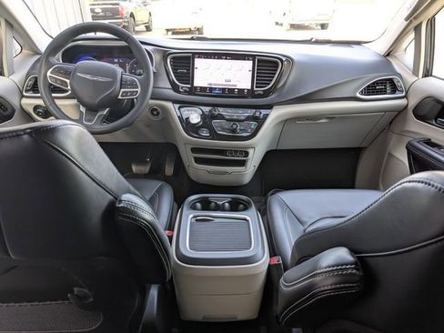 Used 2023 Chrysler Pacifica Touring-L image 4