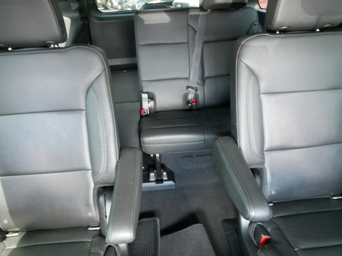 Used 2022 Chevrolet Suburban Z71 w/ Z71 Off-Road Package AWD/4WD image 13