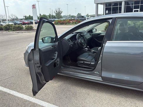 Used 2015 Volkswagen Jetta SE FWD image 7