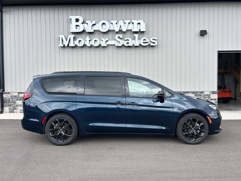 Used 2025 Chrysler Pacifica Limited FWD image 2