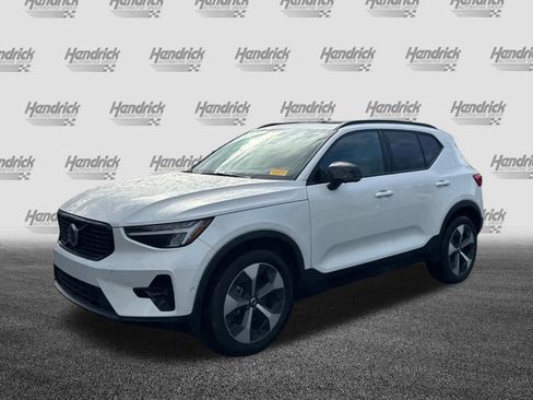 Used 2025 Volvo XC40 B5 Plus AWD/4WD image 6