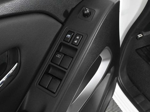 Used 2025 Nissan Frontier SV RWD image 17