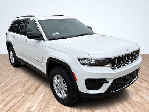 New 2025 Jeep Grand Cherokee Laredo w/ Luxury Tech Group I image 4