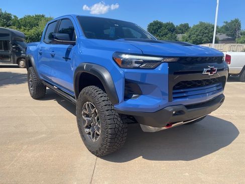 Used 2025 Chevrolet Colorado ZR2 w/ Technology Package AWD/4WD image 1