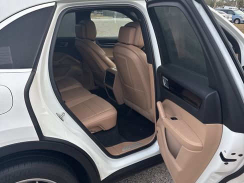 Used 2020 Porsche Cayenne image 7