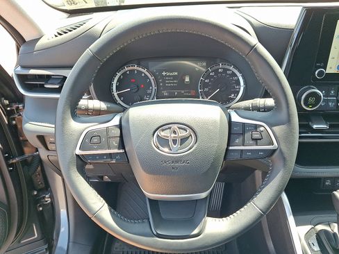 Used 2025 Toyota Highlander LE AWD/4WD image 19