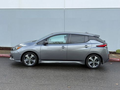 Used 2021 Nissan Leaf SV image 2