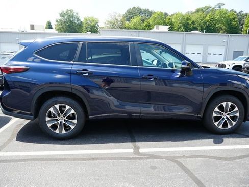 Used 2024 Toyota Highlander XLE FWD image 12