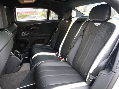 Used 2025 Bentley Flying Spur Plug-In Hybrid AWD/4WD image 24