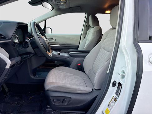 Used 2024 Toyota Sienna LE image 19