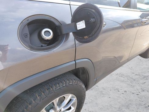 Used 2020 Jeep Cherokee Latitude Plus w/ Cold Weather Group image 18