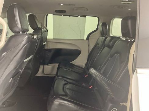Used 2022 Chrysler Pacifica Touring-L w/ Uconnect Theater Family Group FWD image 14