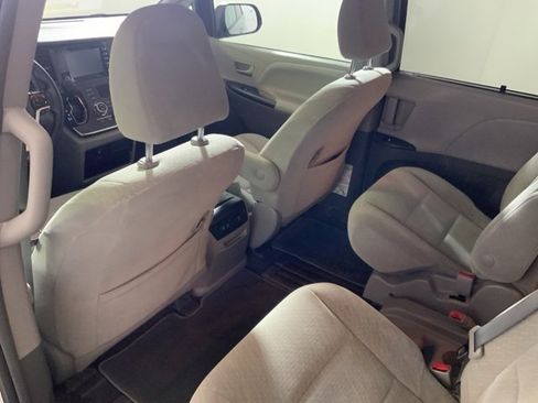 Used 2019 Toyota Sienna LE w/ LE Preferred Package image 29