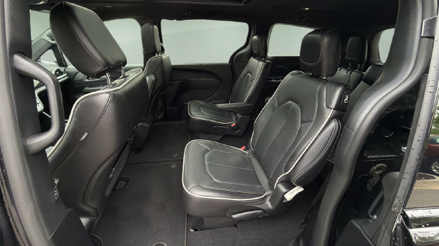 Used 2026 Chrysler Pacifica Limited w/ S Appearance Package FWD image 20