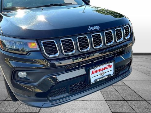Used 2025 Jeep Compass Latitude w/ Sun & Sound Group AWD/4WD image 36