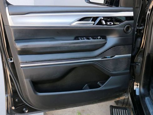 Used 2022 Jeep Grand Wagoneer Series II AWD/4WD image 14