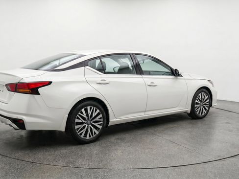 Used 2025 Nissan Altima 2.5 SV FWD image 9