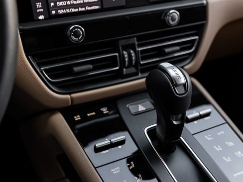 Certified 2025 Porsche Macan AWD/4WD image 23