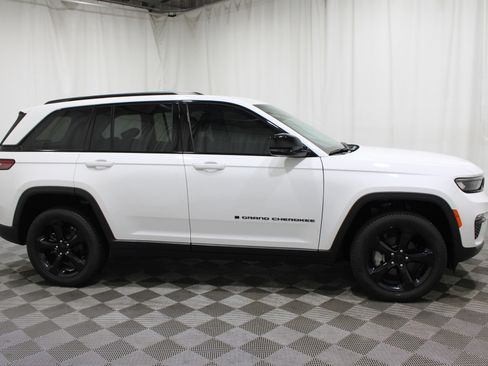 Used 2024 Jeep Grand Cherokee Limited w/ Black Appearance Package AWD/4WD image 27