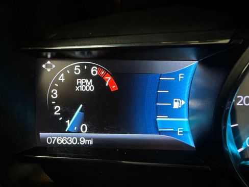 Used 2018 Ford Explorer XLT w/ Equipment Group 202A FWD image 14
