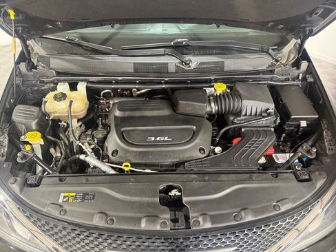 Used 2017 Chrysler Pacifica Touring Plus w/ Security Group FWD image 39