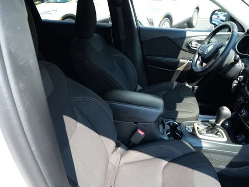 Used 2017 Jeep Cherokee Latitude w/ Cold Weather Group AWD/4WD image 28