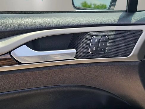 Used 2014 Ford Fusion SE w/ Equipment Group 202A FWD image 15
