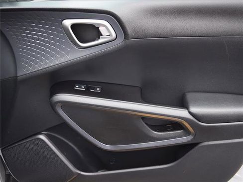 Used 2021 Kia Soul S image 24