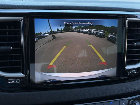 Used 2024 Chrysler Pacifica Touring-L FWD image 13