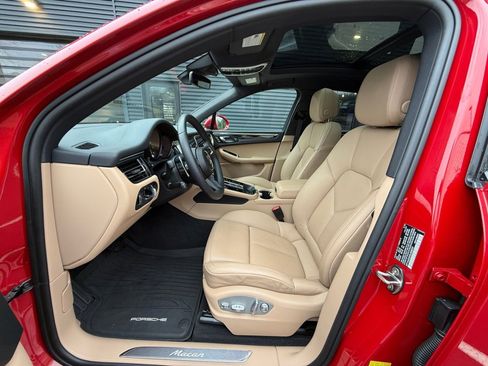 Certified 2025 Porsche Macan image 5