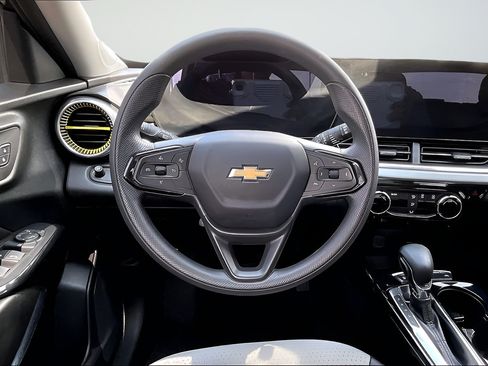 Used 2025 Chevrolet Trax LT FWD image 8