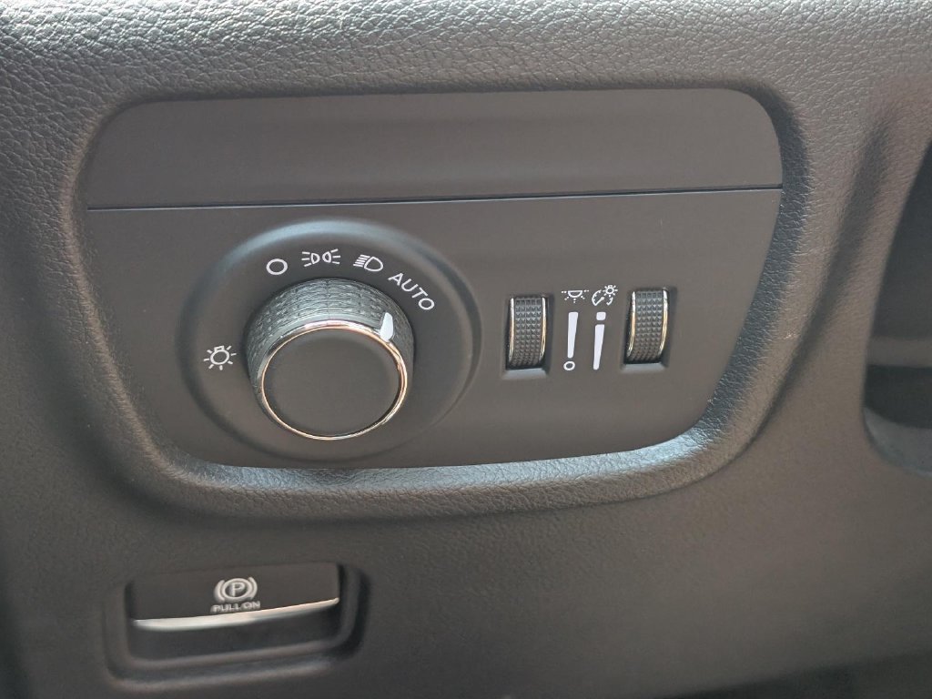 Used 2025 Jeep Grand Cherokee Altitude RWD image 22