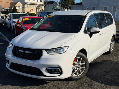 Used 2023 Chrysler Pacifica Touring-L image 3