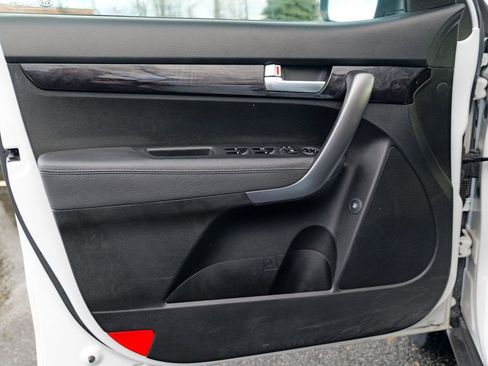 Used 2014 Kia Sorento LX image 16